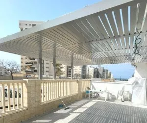 עוד פרוייקט של חברת SA פתרונות אלומניום ובניה קלה - פרגולה מאלומיניום דגם הייטק פרופילי הצללה בגוון אפור